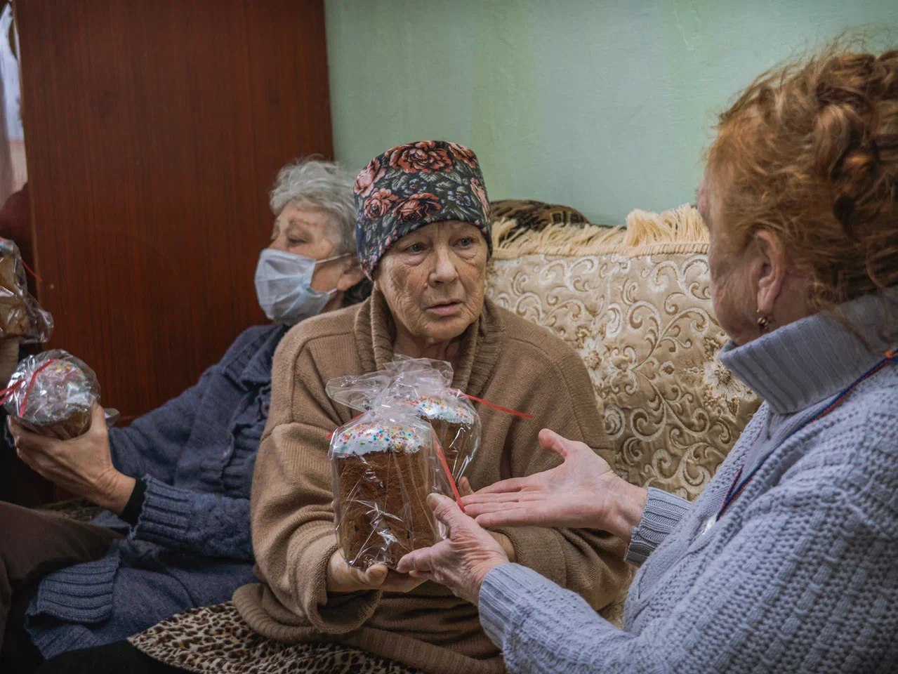 Доставили воду и пасхальные куличи: дружинники поздравили с праздником беженцев в Шахтерске Доставили воду и пасхальные куличи: дружинники поздравили с праздником беженцев в Шахтерске