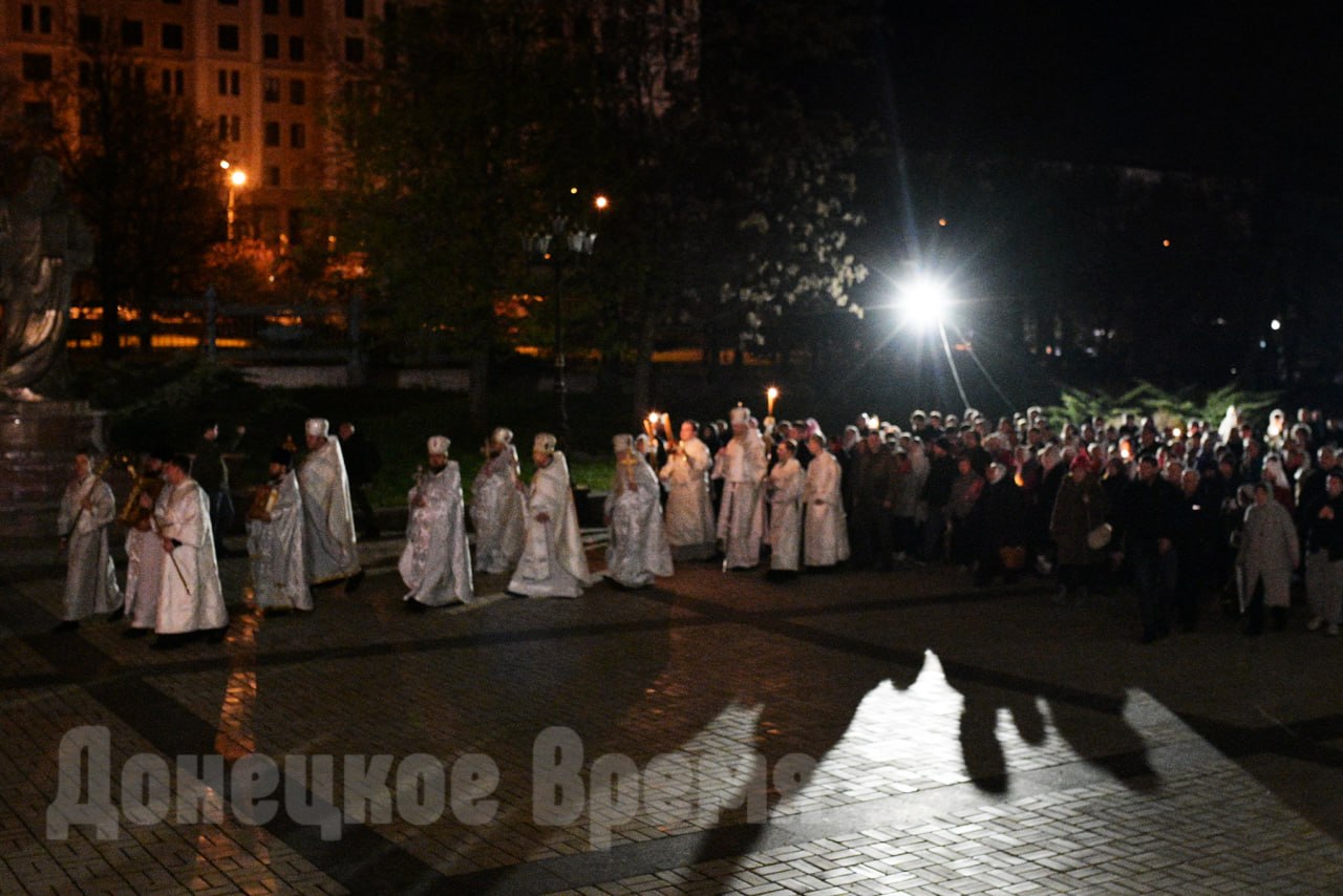 "Христос воскресе из мертвых": фоторепортаж со всенощной службы в главном храме Донецка "Христос воскресе из мертвых": фоторепортаж со всенощной службы в главном храме Донецка