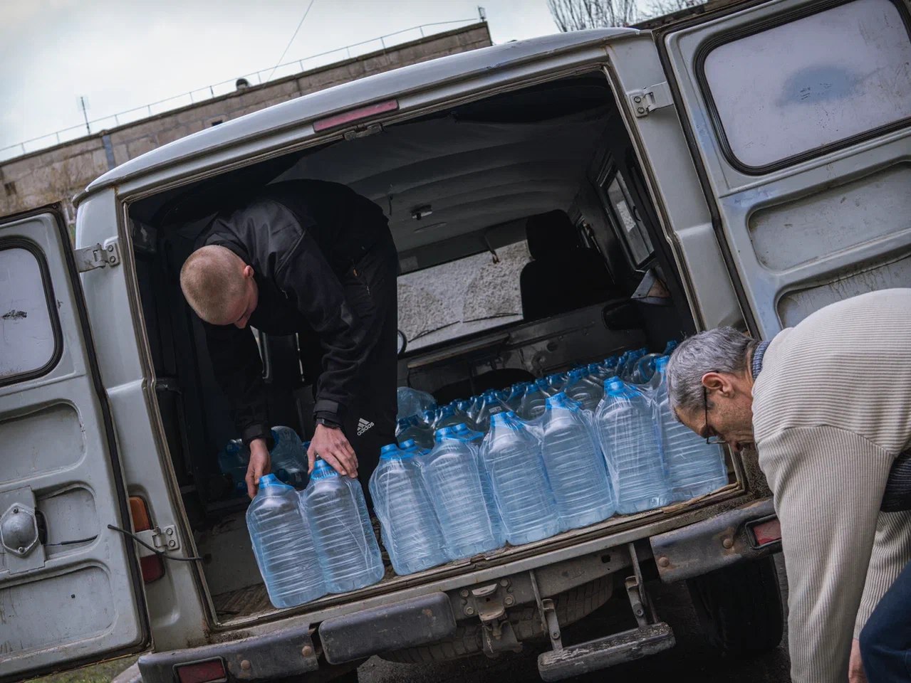 Доставили воду и пасхальные куличи: дружинники поздравили с праздником беженцев в Шахтерске