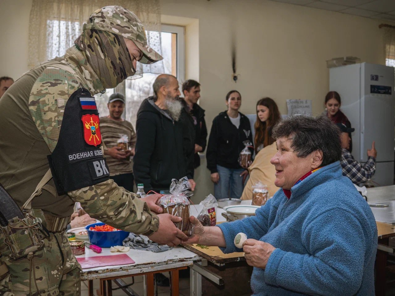 Доставили воду и пасхальные куличи: дружинники поздравили с праздником беженцев в Шахтерске Доставили воду и пасхальные куличи: дружинники поздравили с праздником беженцев в Шахтерске