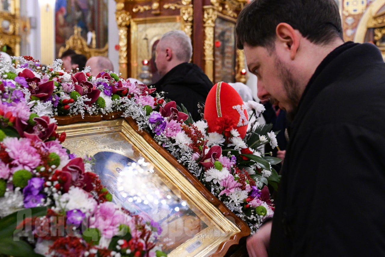 "Христос воскресе из мертвых": фоторепортаж со всенощной службы в главном храме Донецка "Христос воскресе из мертвых": фоторепортаж со всенощной службы в главном храме Донецка