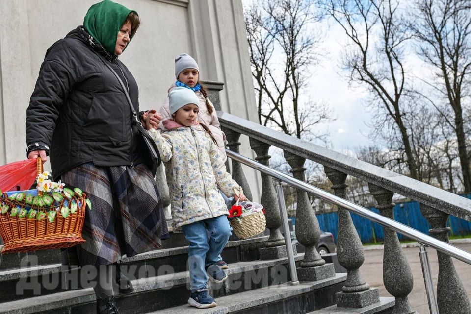 ХРИСТОС ВОСКРЕСЕ!. Дорогие наши читатели! В День Светлого Христова Воскресения от всей души хотим пожелать вам мира и благодати в ваших домах, крепкого здоровья и душевного спокойствия! В храмах Донецка и других городов ДНР... ХРИСТОС ВОСКРЕСЕ!. Дорогие наши читатели! В День Светлого Христова Воскресения от всей души хотим пожелать вам мира и благодати в ваших домах, крепкого здоровья и душевного спокойствия! В храмах Донецка и других городов ДНР...