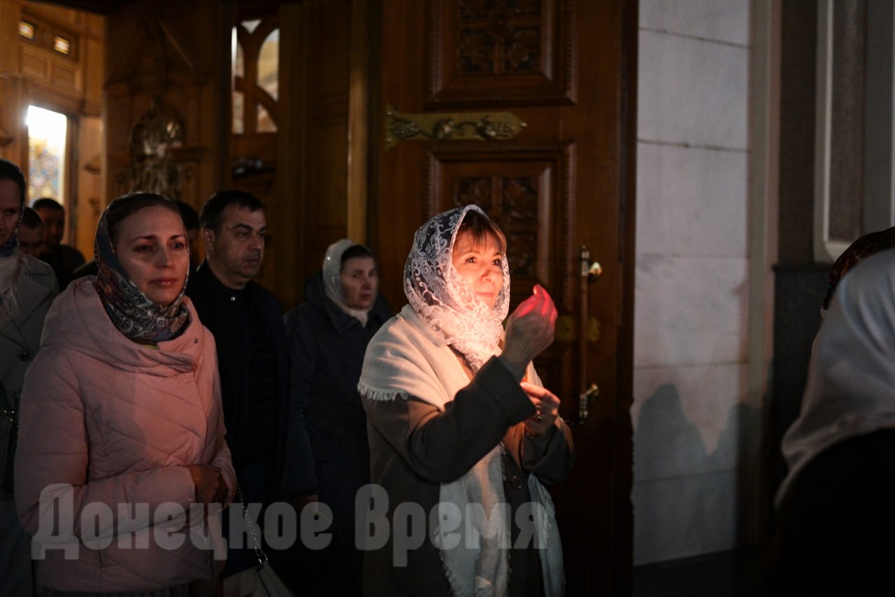"Христос воскресе из мертвых": фоторепортаж со всенощной службы в главном храме Донецка "Христос воскресе из мертвых": фоторепортаж со всенощной службы в главном храме Донецка
