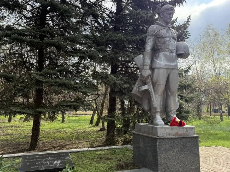 Сегодня, 10 апреля 2026, в Центрально-Городском внутригородском районе городского округа Макеевка, к Международному дню освобождения узников фашистских концлагерей, прошло возложение цветов к братской могиле советских воинов... Сегодня, 10 апреля 2026, в Центрально-Городском внутригородском районе городского округа Макеевка, к Международному дню освобождения узников фашистских концлагерей, прошло возложение цветов к братской могиле советских воинов...