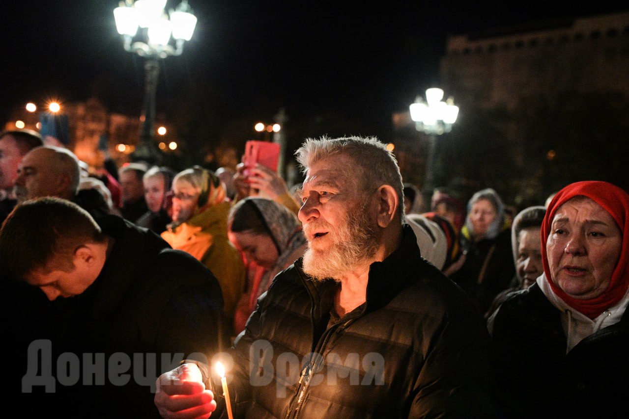 "Христос воскресе из мертвых": фоторепортаж со всенощной службы в главном храме Донецка "Христос воскресе из мертвых": фоторепортаж со всенощной службы в главном храме Донецка