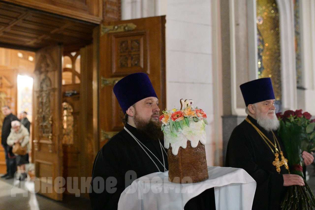 "Христос воскресе из мертвых": фоторепортаж со всенощной службы в главном храме Донецка "Христос воскресе из мертвых": фоторепортаж со всенощной службы в главном храме Донецка