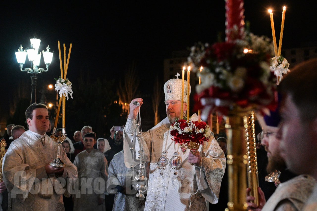 "Христос воскресе из мертвых": фоторепортаж со всенощной службы в главном храме Донецка "Христос воскресе из мертвых": фоторепортаж со всенощной службы в главном храме Донецка