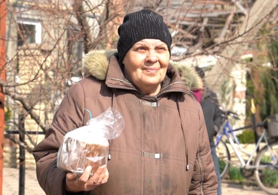 Для тех, кому нужна особая поддержка: молодогвардейцы поздравили с праздником беженцев и раненых бойцов Для тех, кому нужна особая поддержка: молодогвардейцы поздравили с праздником беженцев и раненых бойцов