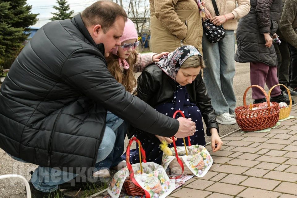 ХРИСТОС ВОСКРЕСЕ!. Дорогие наши читатели! В День Светлого Христова Воскресения от всей души хотим пожелать вам мира и благодати в ваших домах, крепкого здоровья и душевного спокойствия! В храмах Донецка и других городов ДНР... ХРИСТОС ВОСКРЕСЕ!. Дорогие наши читатели! В День Светлого Христова Воскресения от всей души хотим пожелать вам мира и благодати в ваших домах, крепкого здоровья и душевного спокойствия! В храмах Донецка и других городов ДНР...
