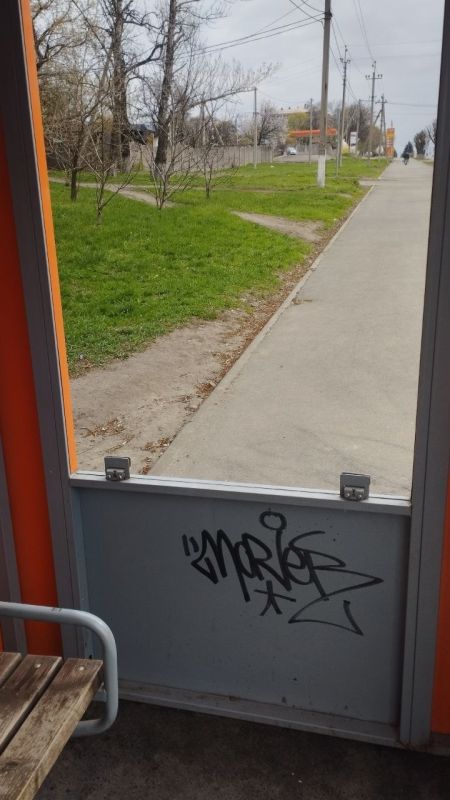 На остановке «Больница» в Енакиево кто-то утащил стекло и изрисовал остановку На остановке «Больница» в Енакиево кто-то утащил стекло и изрисовал остановку