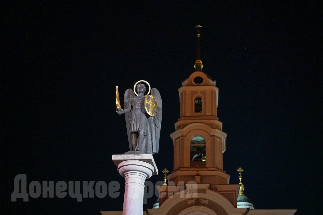 "Христос воскресе из мертвых": фоторепортаж со всенощной службы в главном храме Донецка