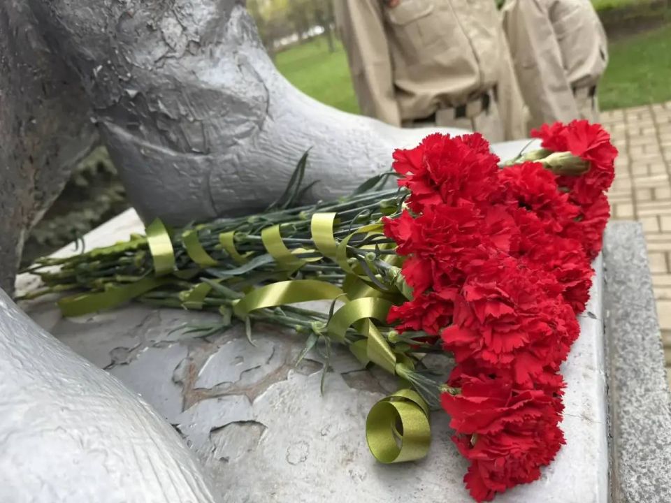 Сегодня, 10 апреля 2026, в Центрально-Городском внутригородском районе городского округа Макеевка, к Международному дню освобождения узников фашистских концлагерей, прошло возложение цветов к братской могиле советских воинов... Сегодня, 10 апреля 2026, в Центрально-Городском внутригородском районе городского округа Макеевка, к Международному дню освобождения узников фашистских концлагерей, прошло возложение цветов к братской могиле советских воинов...
