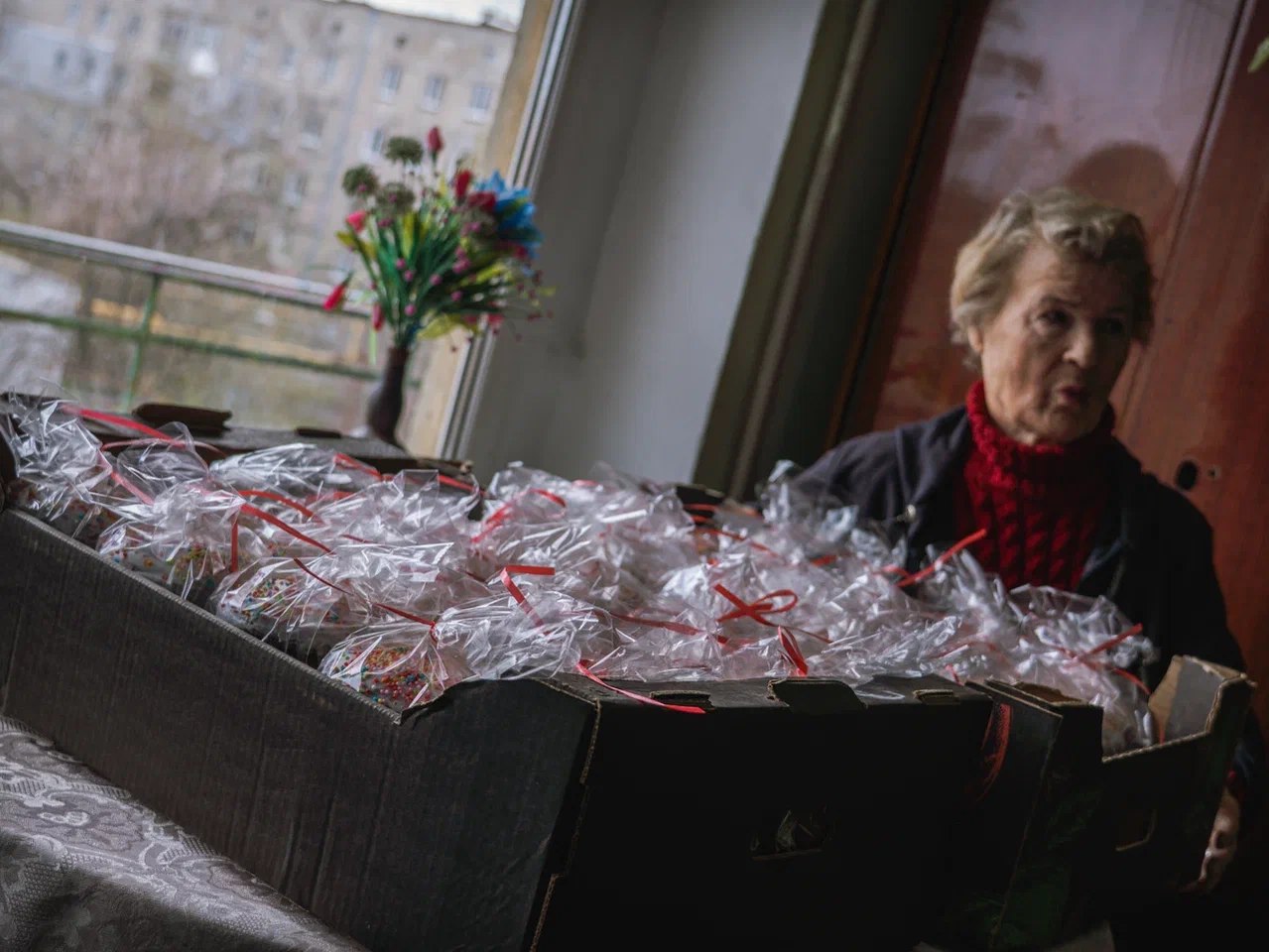 Доставили воду и пасхальные куличи: дружинники поздравили с праздником беженцев в Шахтерске Доставили воду и пасхальные куличи: дружинники поздравили с праздником беженцев в Шахтерске