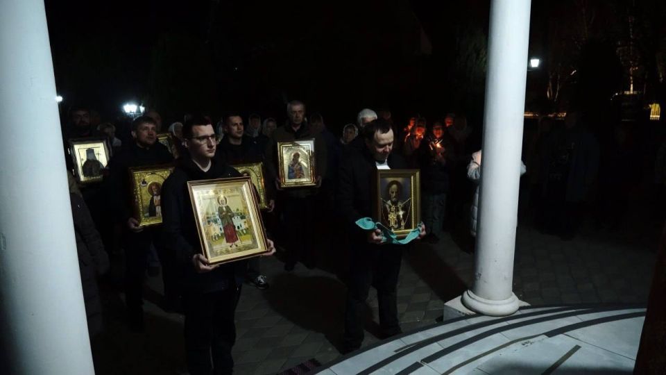 Ямальцы, работающие на подшефной территории, вместе с жителями Волновахи встретили Пасху Ямальцы, работающие на подшефной территории, вместе с жителями Волновахи встретили Пасху