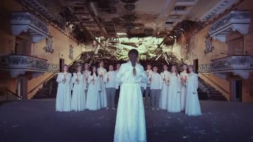 Молодежный архиерейский хор «Росток» из Горловки исполнил песню к Пасхе на фоне руин, поврежденных огнем ВСУ