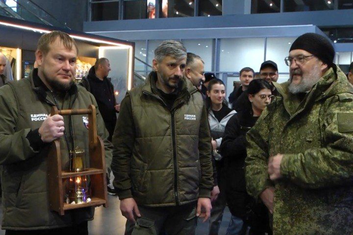 Представители «Единой России» доставили в ЛНР Благодатный огонь из Иерусалима Представители «Единой России» доставили в ЛНР Благодатный огонь из Иерусалима