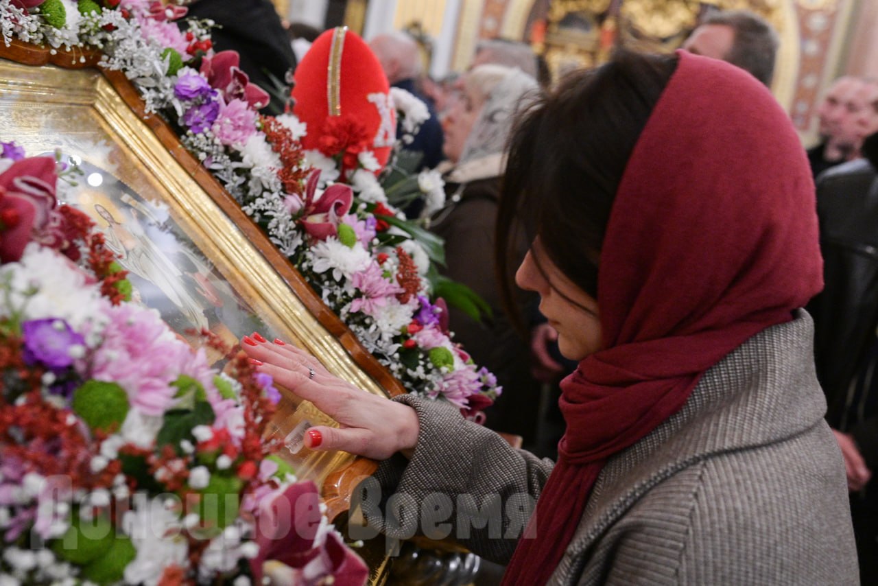 "Христос воскресе из мертвых": фоторепортаж со всенощной службы в главном храме Донецка "Христос воскресе из мертвых": фоторепортаж со всенощной службы в главном храме Донецка