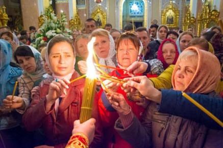 Благодатный огонь доставили на донецкую землю