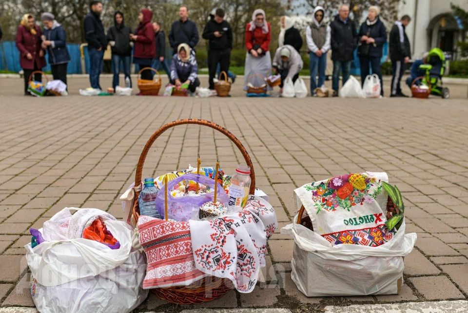 ХРИСТОС ВОСКРЕСЕ!. Дорогие наши читатели! В День Светлого Христова Воскресения от всей души хотим пожелать вам мира и благодати в ваших домах, крепкого здоровья и душевного спокойствия! В храмах Донецка и других городов ДНР... ХРИСТОС ВОСКРЕСЕ!. Дорогие наши читатели! В День Светлого Христова Воскресения от всей души хотим пожелать вам мира и благодати в ваших домах, крепкого здоровья и душевного спокойствия! В храмах Донецка и других городов ДНР...
