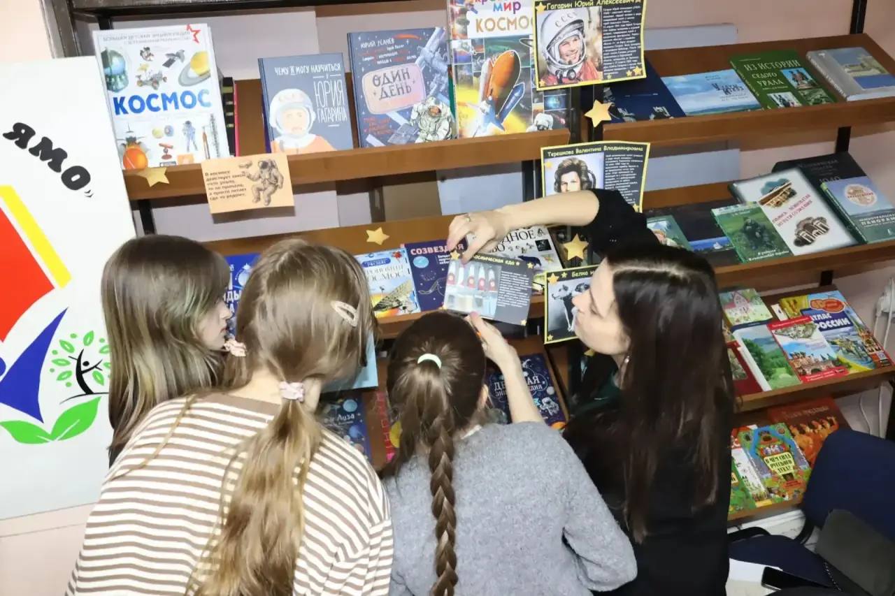 «Путешествие в космос». Ко Дню космонавтики, который отмечают 12 апреля, в центральной библиотеке для прошёл познавательный час «Путешествие в космос». Гости окунулись в загадочный мир звезд и планет, ознакомились с историей... «Путешествие в космос». Ко Дню космонавтики, который отмечают 12 апреля, в центральной библиотеке для прошёл познавательный час «Путешествие в космос». Гости окунулись в загадочный мир звезд и планет, ознакомились с историей...