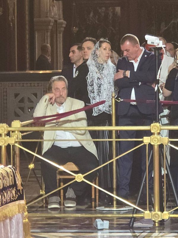 Владимир Путин ночью приехал в храм Христа Спасителя в Москве на Пасхальное богослужение Владимир Путин ночью приехал в храм Христа Спасителя в Москве на Пасхальное богослужение