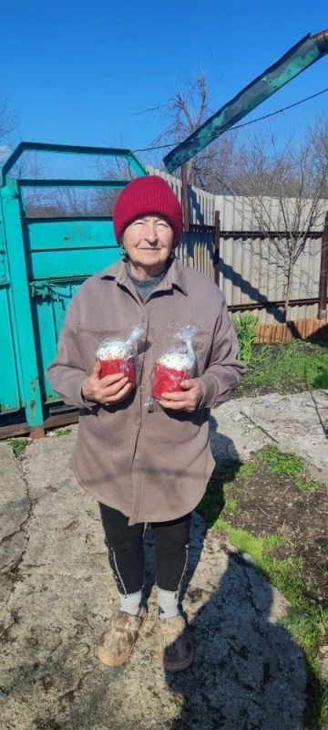 Горловские союзницы подарили пасхальную радость жителям посёлка Кочегарка Горловские союзницы подарили пасхальную радость жителям посёлка Кочегарка