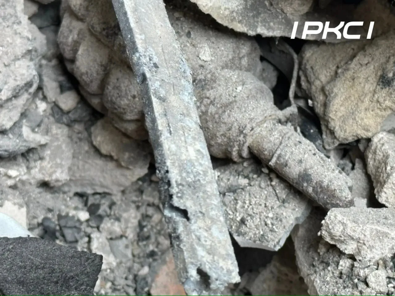 При производстве демонтажных работ на территории восстанавливаемого объекта в Орджоникидзевском районе строители подрядной организации «Гиперион» обнаружили подозрительный предмет