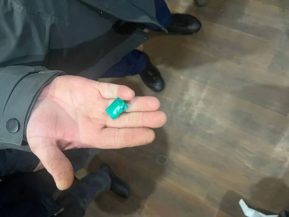 Полицейские пресекают незаконный оборот наркотиков Полицейские пресекают незаконный оборот наркотиков
