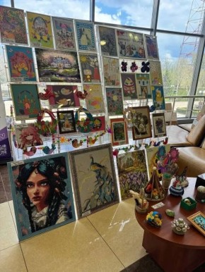 Сегодня, 13 апреля, участница студии изобразительного искусства "Радуга" Зугрэсского городского Дворца культуры - Гаруст Дарина, посетила торжественное открытие выставки и награждение победителей Открытого Фестиваля ...