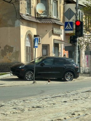 Наглый парковщик замечен на проспекте Дзержинского