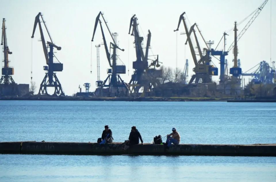 Пришла весна - пора к морю!: Жители юга ДНР массово выходят на прогулки по набережным Пришла весна - пора к морю!: Жители юга ДНР массово выходят на прогулки по набережным