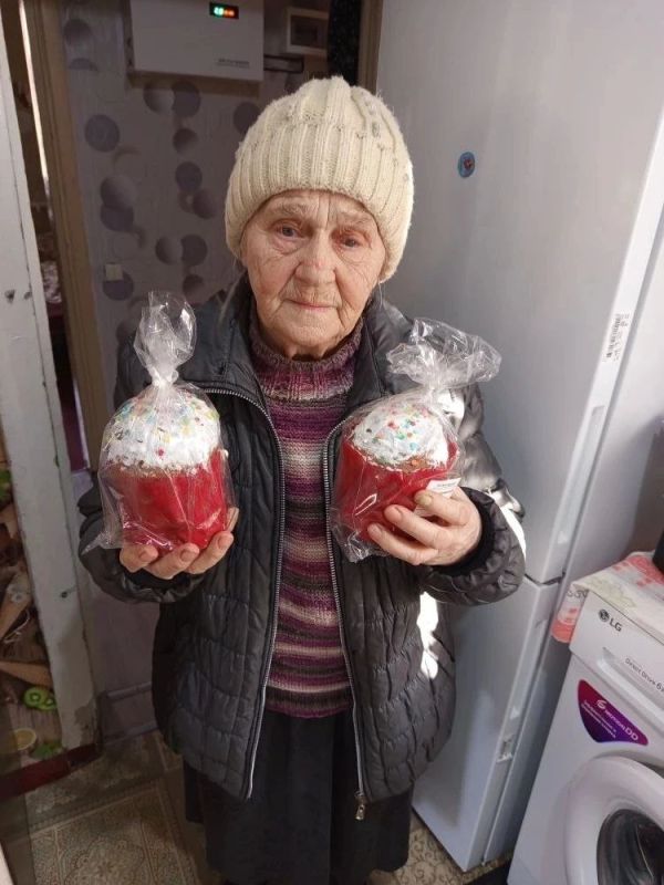 Горловские союзницы подарили пасхальную радость жителям посёлка Кочегарка Горловские союзницы подарили пасхальную радость жителям посёлка Кочегарка