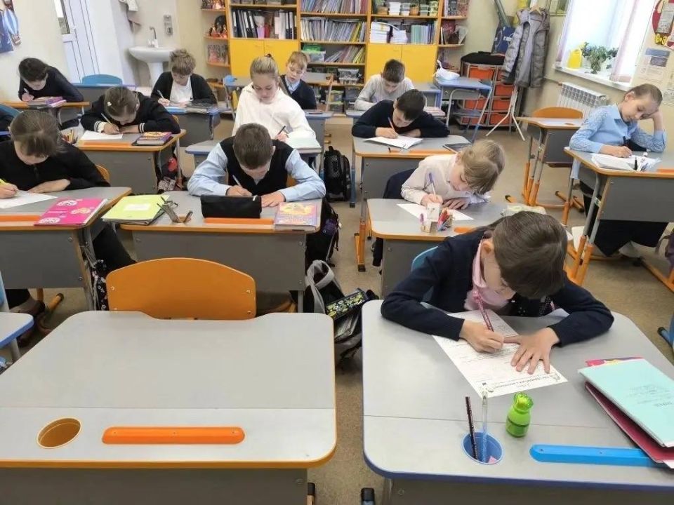 Каждый понедельник в школах Мангушского муниципального округа начинается с особенного занятия – «Разговоров о важном» Каждый понедельник в школах Мангушского муниципального округа начинается с особенного занятия – «Разговоров о важном»
