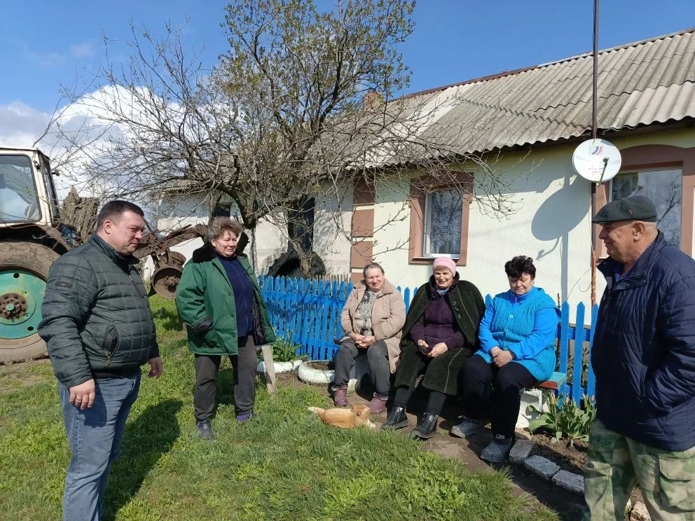 Заместитель главы муниципального образования городского округа Харцызск Виталий Легчилин провел встречу с жителями с. Цупки по улице Горького