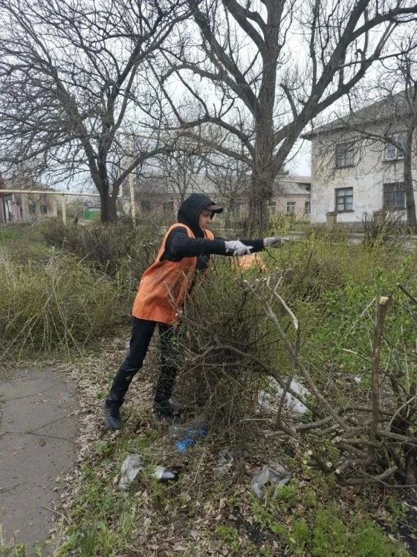 Коммунальщики Снежного продолжают благоустраивать территории общего пользования Коммунальщики Снежного продолжают благоустраивать территории общего пользования