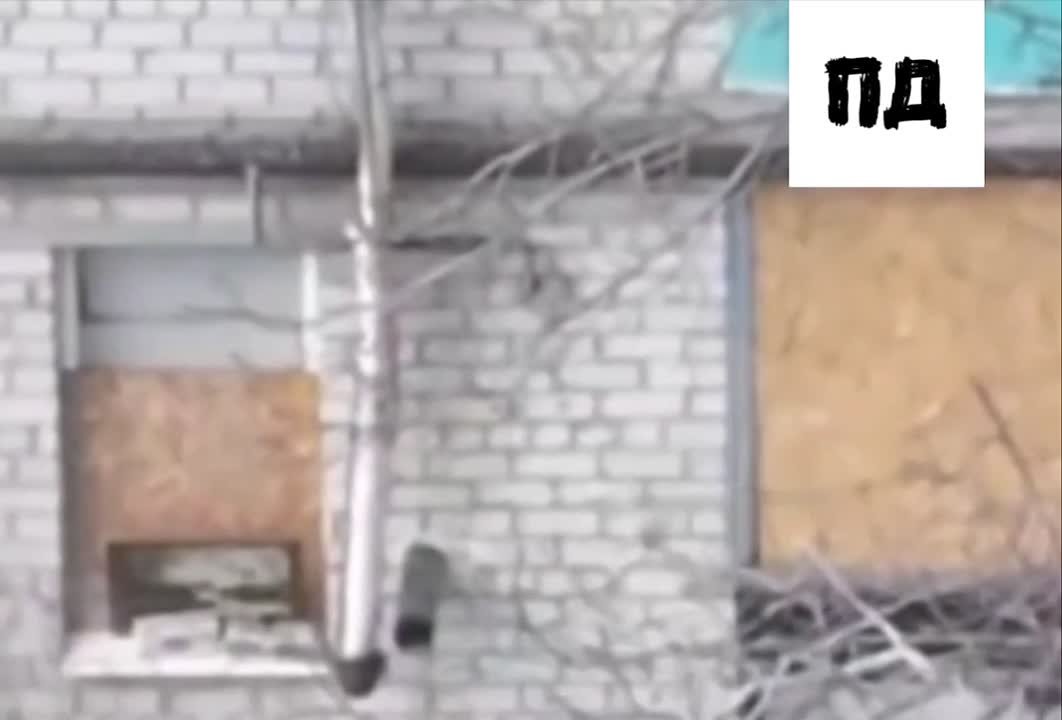 МЕСТНЫЕ ЖИТЕЛИ В КОНСТАНТИНОВКЕ САМИ ПОДЫМАЮТ РОССИЙСКИЕ ФЛАГИ НА УЛИЦАХ ГОРОДА