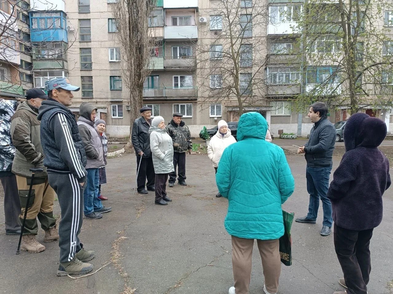 Заместитель главы администрации Шахтерского муниципального округа встретился с жителями города Ждановка