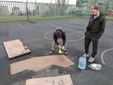 Ветераны футбола, занимающихся в группе здоровья своими силами на постоянной основе следят за состоянием спортивной площадки на Черёмушках м-н Юбиллейный 28а