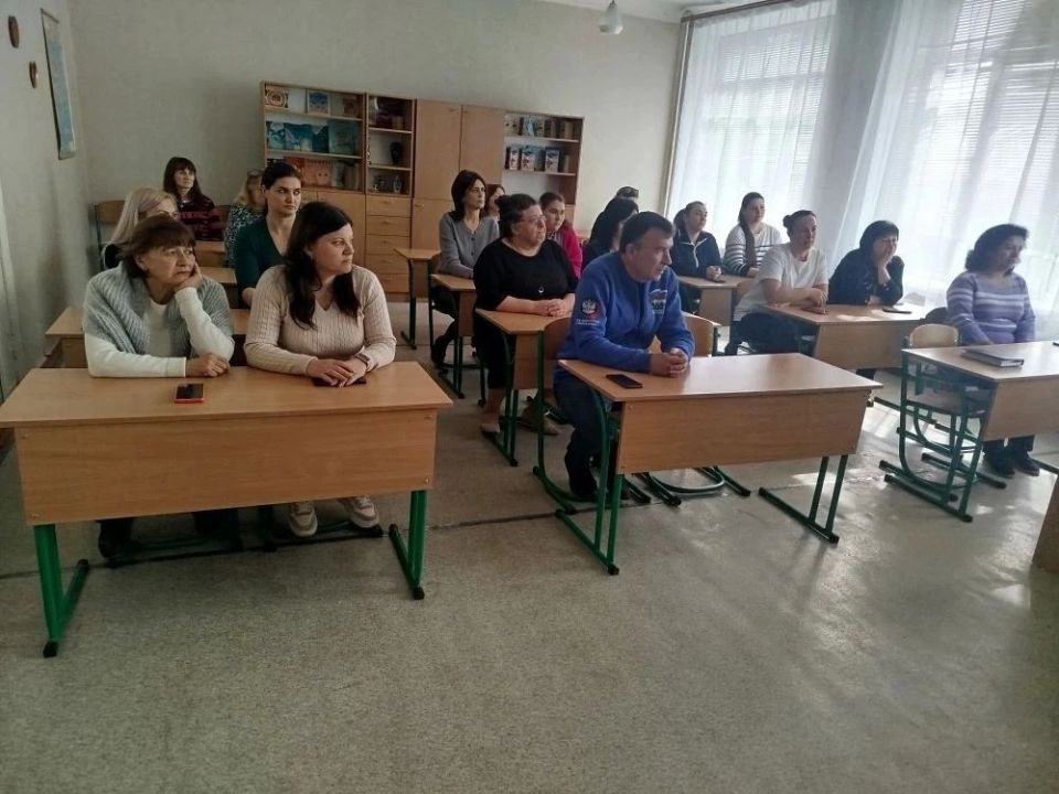 Заместители главы администрации Старобешевского муниципального округа Вера Немилостивая и Николай Чеботаев провели встречу с трудовым коллективом Стыльской школы Заместители главы администрации Старобешевского муниципального округа Вера Немилостивая и Николай Чеботаев провели встречу с трудовым коллективом Стыльской школы