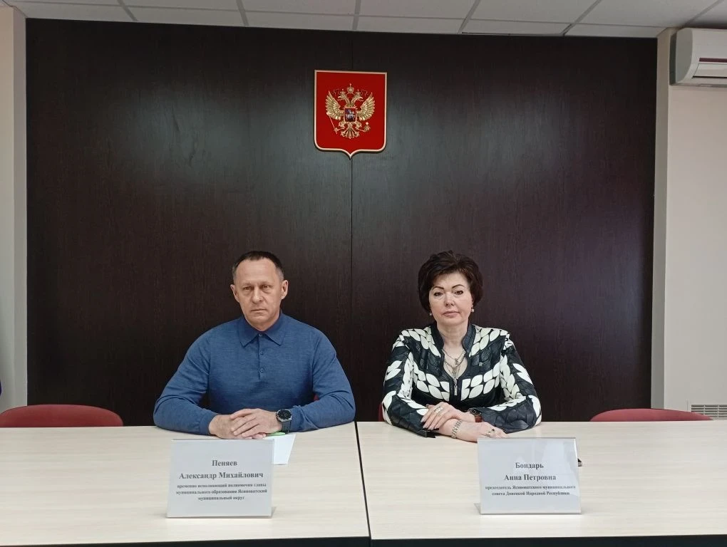 Александр Пеняев: На очередном аппаратном совещании, которое сегодня провел вместе с председателем Ясиноватского муниципального совета Анной Бондарь, подвели итоги общереспубликанского субботника, определили круг задач по...