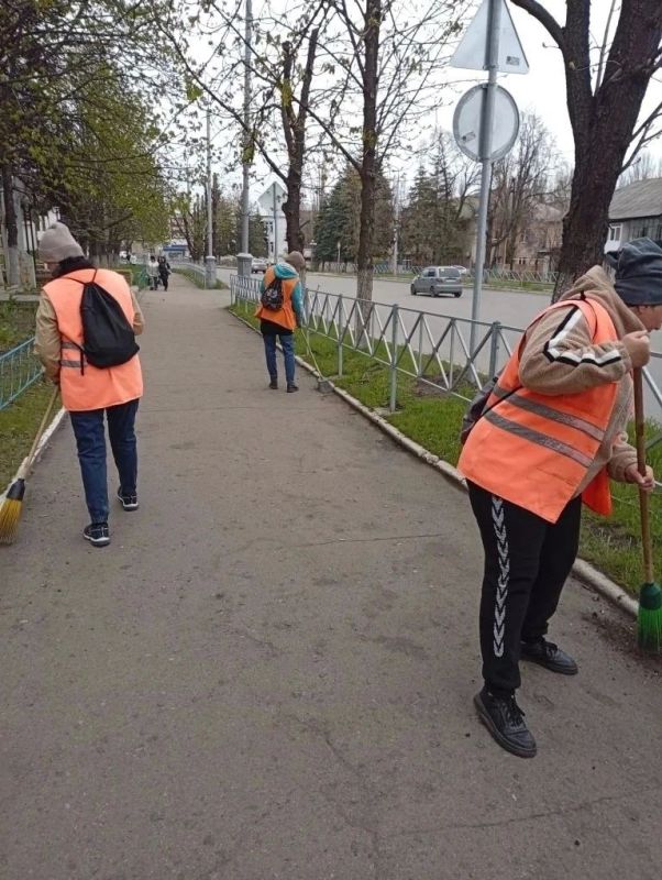 Коммунальщики Снежного продолжают благоустраивать территории общего пользования Коммунальщики Снежного продолжают благоустраивать территории общего пользования