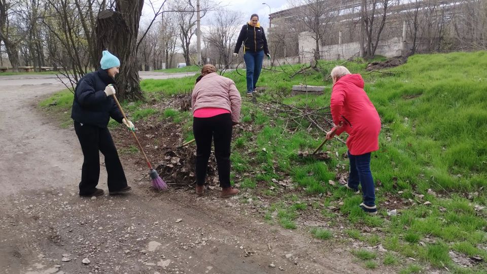 В рамках мероприятий по благоустройству в весенний период коллектив Государственного бюджетного учреждения социального обслуживания «Центр социального обслуживания населения Кировского района города Макеевки» (ГБУСО ЦСОН... В рамках мероприятий по благоустройству в весенний период коллектив Государственного бюджетного учреждения социального обслуживания «Центр социального обслуживания населения Кировского района города Макеевки» (ГБУСО ЦСОН...