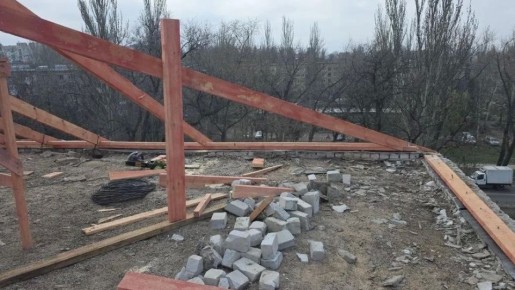 По заказу сахалинцев рабочие продолжают ремонт кровли дома на улице Ленина в Шахтерске