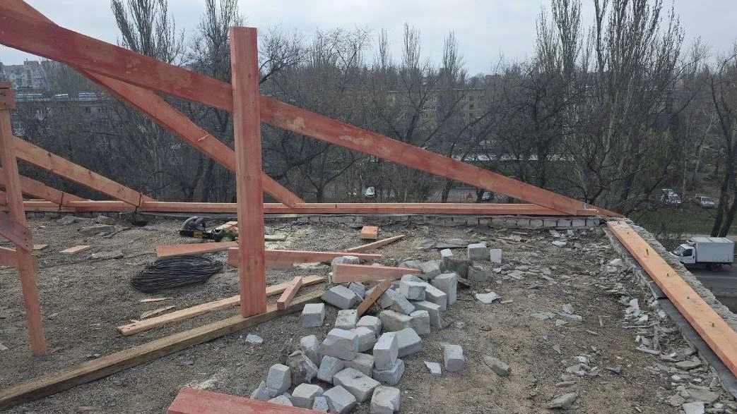 По заказу сахалинцев рабочие продолжают ремонт кровли дома на улице Ленина в Шахтерске