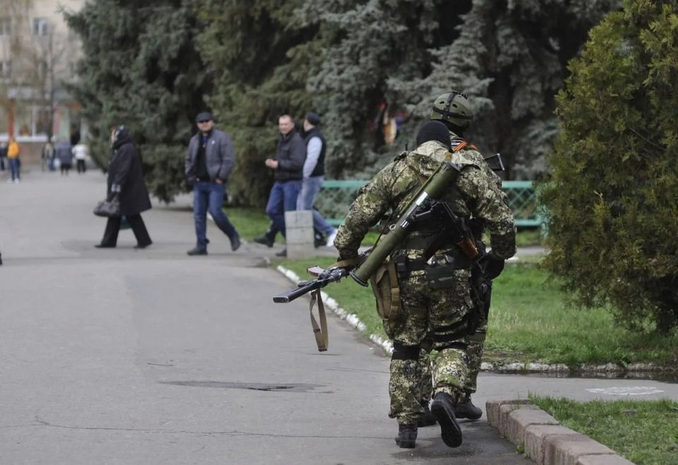 12 лет назад, 12 апреля 2014 года, отряд ополчения под командованием малоизвестного на тот момент бывшего полковника ФСБ и военно-исторического реконструктора Игоря Стрелкова вошел в Славянск, заняв городское отделение... 12 лет назад, 12 апреля 2014 года, отряд ополчения под командованием малоизвестного на тот момент бывшего полковника ФСБ и военно-исторического реконструктора Игоря Стрелкова вошел в Славянск, заняв городское отделение...