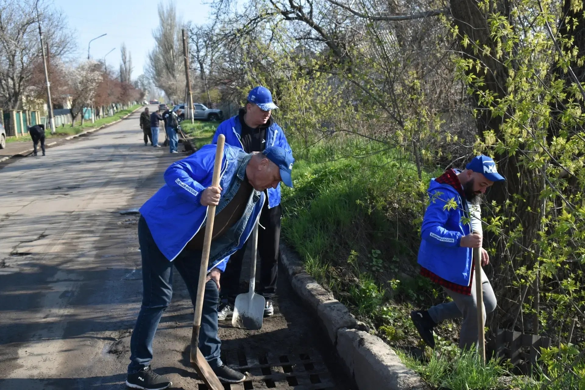Амвросиевский округ присоединился к республиканскому субботнику 11 апреля Амвросиевский округ присоединился к республиканскому субботнику 11 апреля
