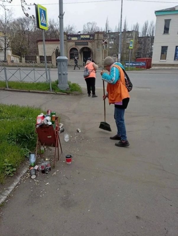 Коммунальщики Снежного продолжают благоустраивать территории общего пользования Коммунальщики Снежного продолжают благоустраивать территории общего пользования