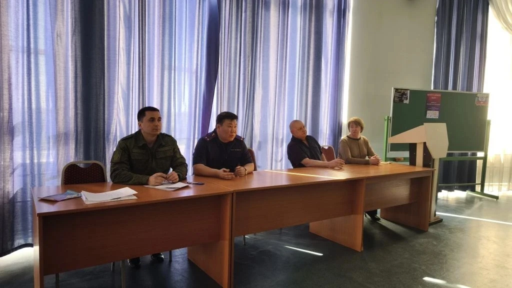 Сотрудники отдела кадров следственного управления Следственного комитета РФ по ДНР провели лекцию для студентов