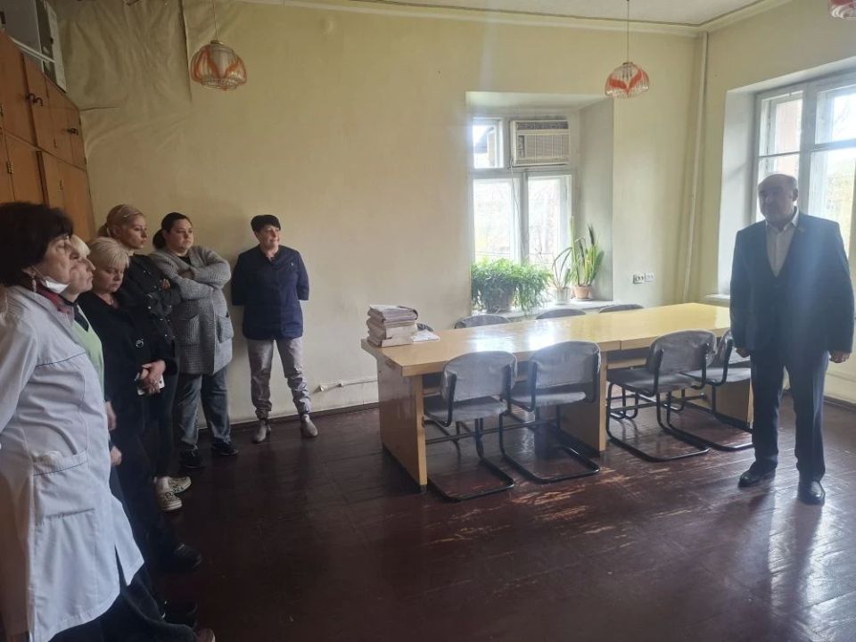 Сегодня, 14 апреля, в рамках поручения Главы ДНР Дениса Пушилина, депутат Макеевского городского совета Александр Подгорный провел встречу с жителями Кировского района по ул. Папанина, 18а Сегодня, 14 апреля, в рамках поручения Главы ДНР Дениса Пушилина, депутат Макеевского городского совета Александр Подгорный провел встречу с жителями Кировского района по ул. Папанина, 18а