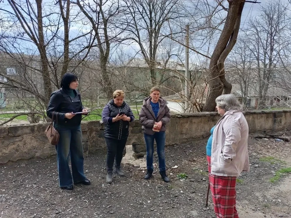 Начальник Зугрэсского территориального отдела Наталья Марушка провела встречу с жителями в городе Зугрэс, по улице Пушкина